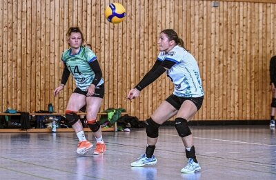 Volleyballerinnen ärgern den Favoriten - Anna Maria Nitsche (links, hier mit Yvonne Pretschek beim Saisonauftaktspiel gegen Jena) war in den letzten zwei Partien des CVV eine der besten Chemnitzer Spielerinnen. 