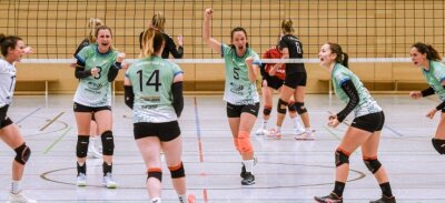 Volleyballerinnen bejubeln Auftaktsieg mit neuem Coach - Geschafft: Auch nach dem Zwei-Stunden-Krimi gegen den VSV Jena hatten die Volleyballerinnen des CVV noch Kraft zum Jubeln. 