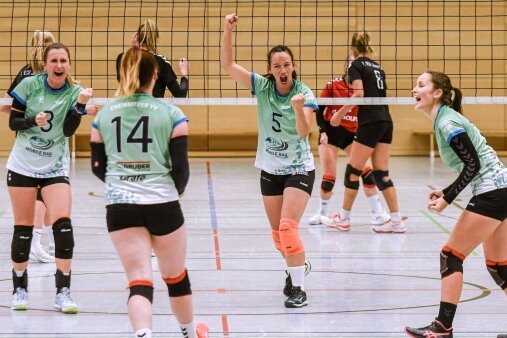 Volleyballerinnen bejubeln Auftaktsieg mit neuem Coach - Geschafft: Auch nach dem Zwei-Stunden-Krimi gegen den VSV Jena hatten die Volleyballerinnen des CVV noch Kraft zum Jubeln. 