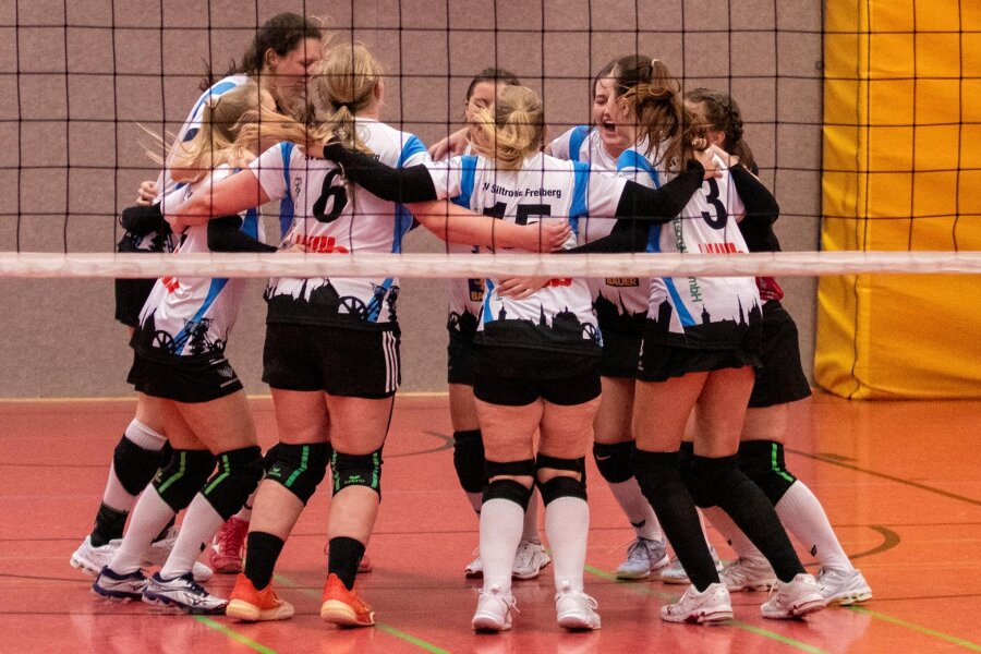 Volleyballerinnen des SV Siltronic Freiberg dürfen erstmals jubeln - Im siebten Spiel gelang den Damen des SV Siltronic Freiberg am Sonntag der erste Saisonsieg.