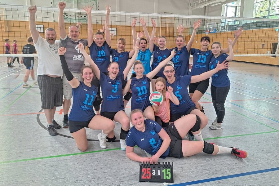 Volleyballerinnen des VC Frankenberg feiern die Kreismeisterschaft - 