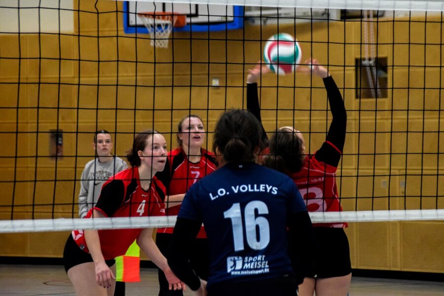 Volleyballerinnen des VC Frankenberg kommen dem Aufstieg immer näher - Das Zusammenspiel passt: Zuspielerin Hanna Hoffmann (r.) legt Charlotte Doreen Jüttner, die gegen die L.O. Volleys zum MVP gewählt wurde, einen auf.