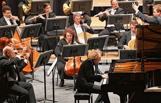 Vollkraft in jeder Hinsicht zum Konzert-Auftakt - Solist am Klavier beim 1. Philharmonischen Konzert der Saison der Erzgebirgischen Philharmonie im Kulturhaus Aue war am Samstagabend Sergej Redkin. 