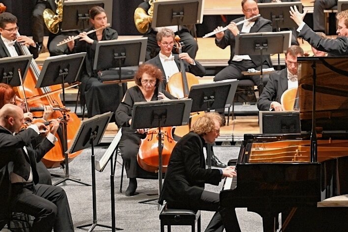 Solist am Klavier beim 1. Philharmonischen Konzert der Saison der Erzgebirgischen Philharmonie im Kulturhaus Aue war am Samstagabend Sergej Redkin. 