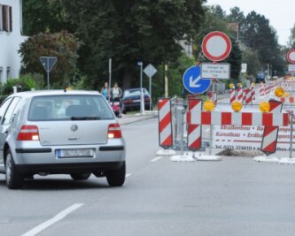 Vollsperrscheiben verhindern jegliches Durchkommen - Seit Dienstag ist die Waldeburger Straße auch in Richtung der Glauchauer Innenstadt gesperrt.