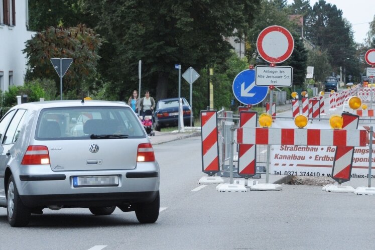 Vollsperrscheiben verhindern jegliches Durchkommen - Seit Dienstag ist die Waldeburger Straße auch in Richtung der Glauchauer Innenstadt gesperrt.