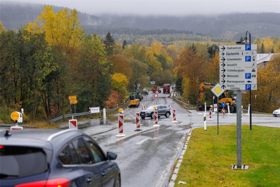 Vollsperrung am Fichtelberg: Wann die B 95 wieder freigegeben wird - Seit Ende September ist die B 95 ab dem Abzweig ins Stadtzentrum von Oberwiesenthal gesperrt.