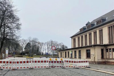 Vollsperrung am Glauchauer Bahnhof - Wegen Bauarbeiten ist dieses kleine Stück der Rosa-Luxemburg-Straße in Glauchau voll gesperrt worden.