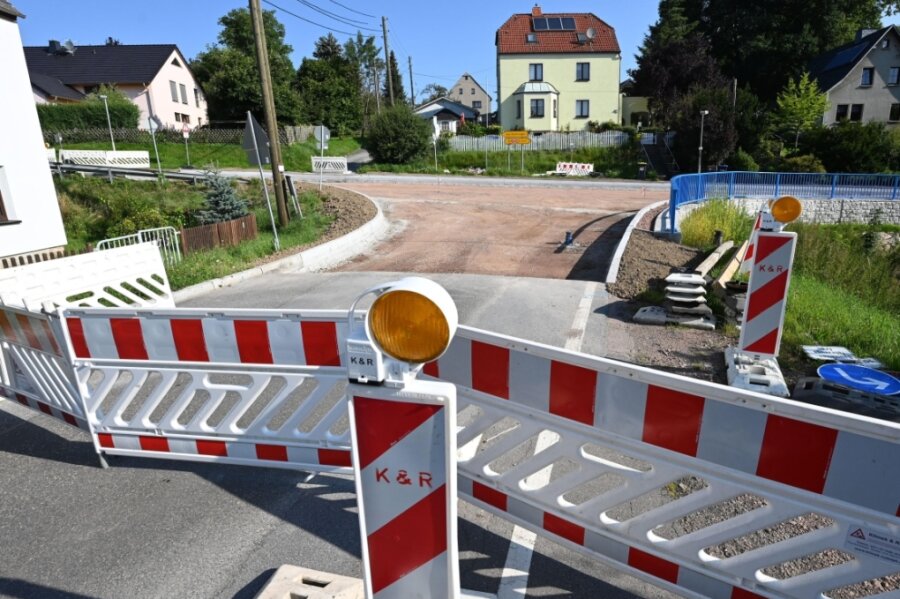 Vollsperrung: Anwohner verärgert - Bis 20. August wird die Kreuzung an der Mittweidaer Straße in Ottendorf erneuert. Eine Umleitung erfolgt weiträumig. Das sorgt für Ärger.. 