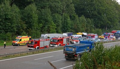 Vollsperrung auf der A4 nach Lkw-Unfall - Nichts geht mehr auf der Autobahn A4: Zwischen den Anschlussstellen Wüstenbrand und Limbach-Oberfrohna ist es am Freitagmittag gegen 12.30 Uhr zu einem Auffahrunfall mit zwei Lastkraftwagen gekommen. 