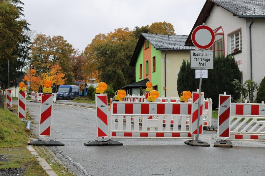 Vollsperrung auf Ortsdurchfahrt im Erzgebirge dauert länger - Die Vollsperrung auf der Eibenstocker Straße in Johanngeorgenstadt ist verlängert worden.