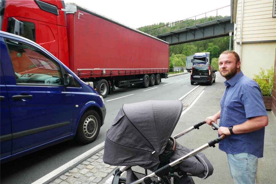 Vollsperrung B 174: Darum wird der Grenzübergang Reitzenhain nicht dicht gemacht - Wenn Max Großlaub mit dem Kinderwagen die Bahnhofstraße in Scharfenstein überqueren will, muss er dafür etwas Zeit mitbringen.