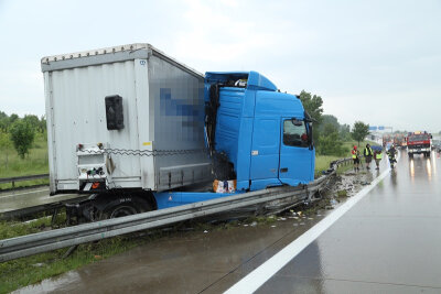 Vollsperrung beim Dreieck Nossen aufgehoben - Gefahrgut-Transport verunglückte auf A 4 - Laut Polizei verlor der Fahrer eines rumänischen Sattelzuges gegen 14.30 Uhr an der Auffahrt von der A 14 zur A 4 die Kontrolle über seinen Laster.