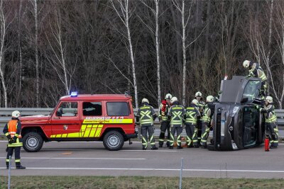 Vollsperrung der A 4 Richtung Dresden: Zwei Verletzte nach Auffahrunfall - Die Feuerwehrleute mussten den auf der Seite gelandeten Kleinbus erst auf die Räder stellen, um ihn bergen zu können.