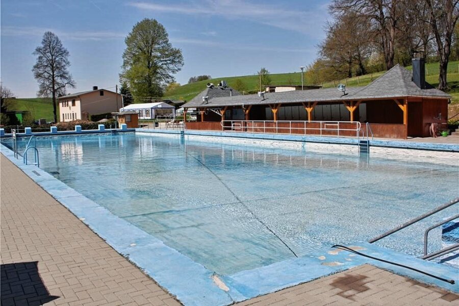 Vollsperrung der B 173: Freibad Falkenau schränkt Öffnungszeiten ein - Das Freibad Falkenau ist wegen seiner ruhigen Lage beliebt. Die Gäste baden in kühlem Quellwasser.