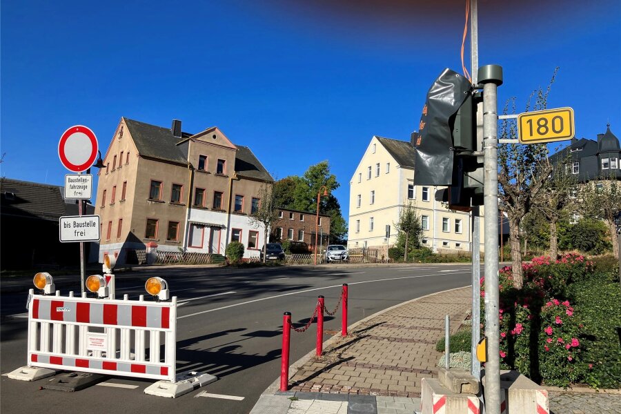 Vollsperrung der B 180 in Niederwürschnitz auch 2024: Baustelle an Ladenschließung schuld? - Vollscheibe in Niederwürschnitz an der Kreuzung Chemnitzer Straße/Hohensteiner Straße Richtung Lugau.