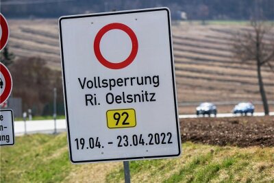 Vollsperrung der B 92: Fahrbahnmarkierungen bei Plauen vor dem Abschluss - 