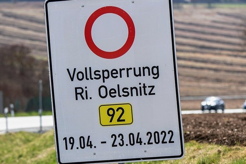 Vollsperrung der B 92: Fahrbahnmarkierungen bei Plauen vor dem Abschluss 