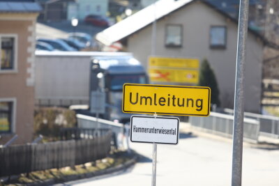 Vollsperrung der S 266 wegen Baumpflegearbeiten - In Neudorf kommt es derzeit zu Verkehrseinschränkungen.  