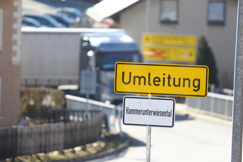 Vollsperrung der S 266 wegen Baumpflegearbeiten - In Neudorf kommt es derzeit zu Verkehrseinschränkungen.  