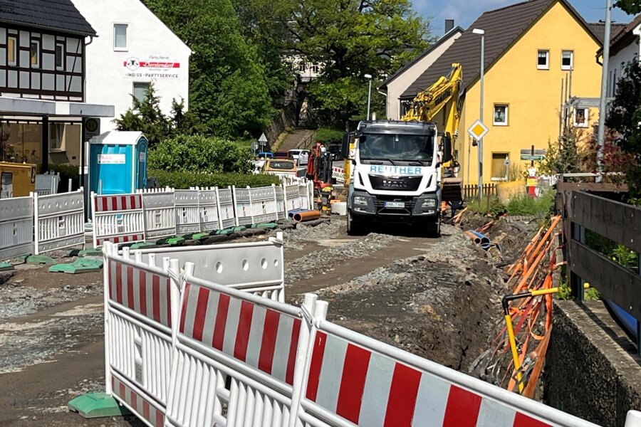 Vollsperrung in Borstendorf: Warum nur drei Arbeiter auf der Baustelle sind - Die Baustelle im Oberdorf von Borstendorf.