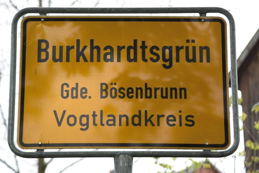 Vollsperrung nach Burkhardtsgrün bis zum Ende der Sommerferien verlängert - Burkhardtsgrün ist bis 18. August nur aus Richtung der Staatsstraße 307 Posseck-Haselrain erreichbar.