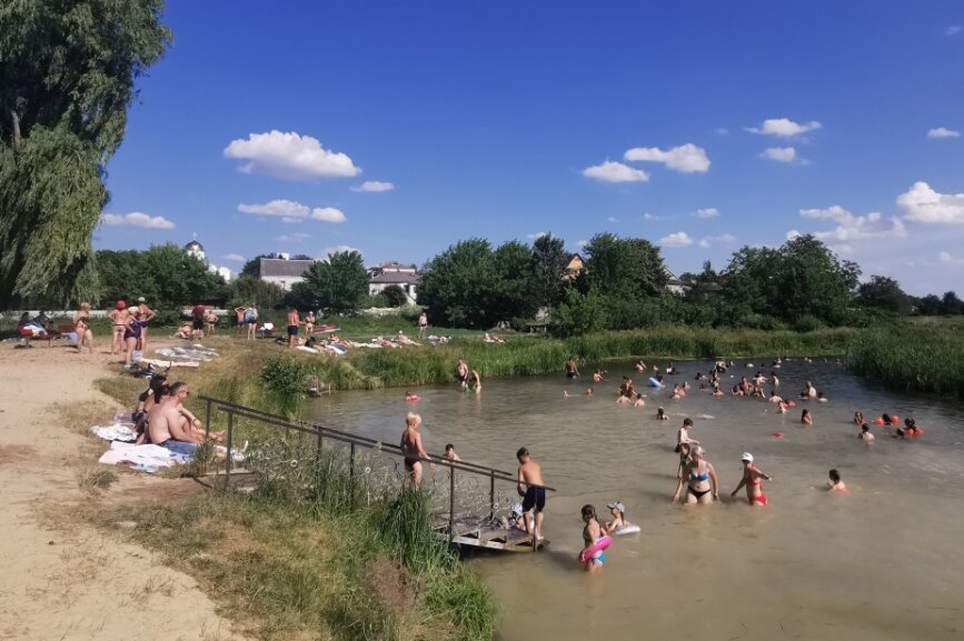Im Fluss Luha erfrischen sich die Bürger von Volodymyr. 
