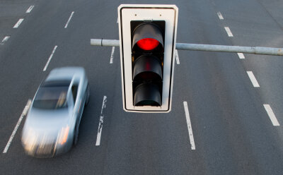 Volvo-Fahrer überfährt rote Ampel und flüchtet - Ein Autofahrer ist in Plauen bei Rot gefahren (Symbolbild) und dann vor der Polizei geflüchtet. 