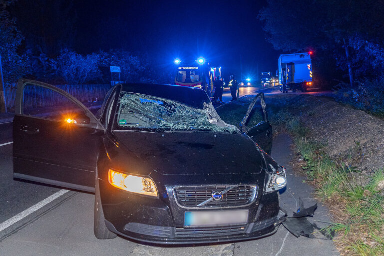 Volvo kollidiert mit Lkw: Drei Verletzte - Bei einem Unfall auf der B 169 zwischen Auerbach und Rodewisch sind am Mittwochabend drei Insassen eines Volvo leicht verletzt worden. 