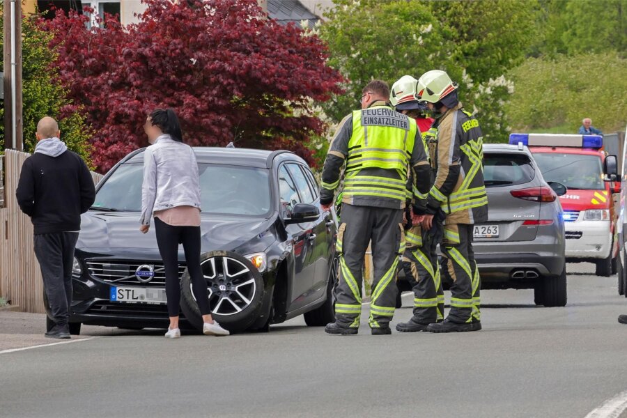 Volvo verliert Rad: Unfall in Hohenstein-Ernstthal - Auf der Langenberger Straße kam es zu einem Unfall, nachdem ein Volvo ein Rad verloren hatte.