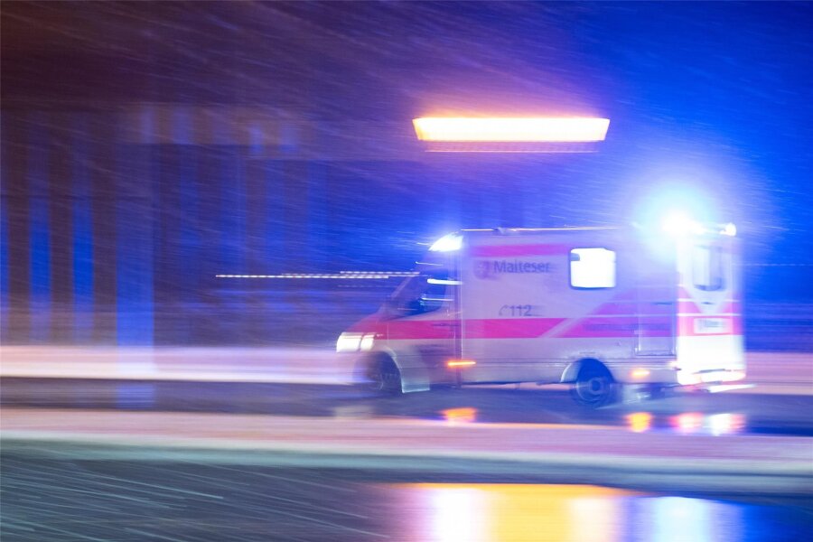 Vom Altchemnitz-Center direkt ins Krankenhaus – Streit auf Parkplatz eskaliert - Nach Erstversorgung auf dem Parkplatz des Altchemnitz Centers ging es für den Verletzten ins Krankenhaus.