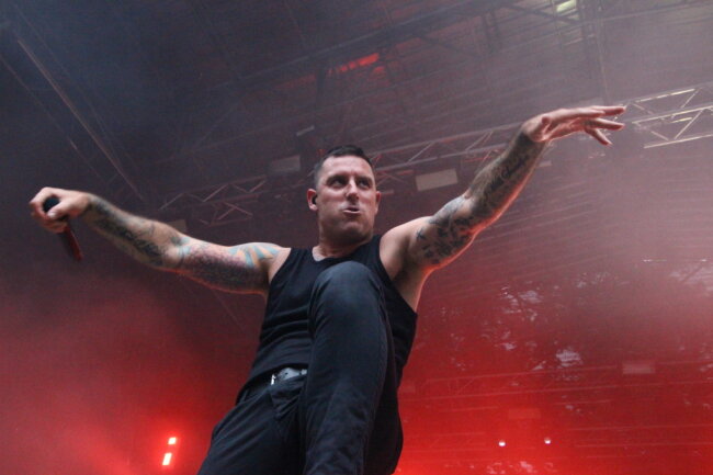 Parkway-Drive-Frontmann Winston McCall ist es gewohnt, bei Live-Konzerten Publikum in fünfstelligen Größenordnungen in seinen Bann zu ziehen. Das 2500-köpfige Auditorium vor der Leipziger Parkbühne zum Auftakt der Europatournee der Metalcore-Band war da am Mittwochabend eher eine Fingerübung für ihn. 