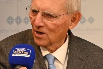 Vom Ausüben und Teilen der Macht - Wolfgang Schäuble war am Mittwochabend im Haus der Sparkasse in Zwickau ein gefragter Gesprächspartner, nicht nur für die Medienvertreter. 