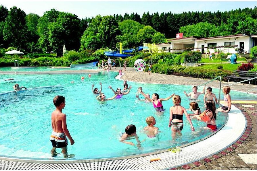 Vom Bad über den "Brenner" - Das Gornsdorfer Bad ist bei sommerlichen Temperaturen eine Oase für große und kleine Wasserratten und auch bei einer Wanderung einen Besuch wert. 