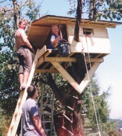 Vom Baumhaisel zum Stelzenhaus - Vater Hendrik (auf der Leiter) und Sohn Bruno beim gemeinsamen Arbeiten am Häuschen. Es "wuchs" 2002 auf einem alten Baum, der geeignete Äste hatte, und wurde vor allem innen im Lauf der Jahre immer weiter verbessert.