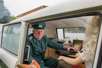 Vom Bürgerpolizisten zum Museumschef - Klaus-Dieter Erber hat ein privates Polizeimuseum. Zu den Museumsstücken gehört auch ein Barkas B 1000, wie er noch bis Anfang der 1990er-Jahre bei der Polizei im Einsatz war. 