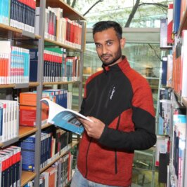 Vom Dach der Welt ins Tal der Mulde - Erhielt den Preis des Deutschen Akademischen Austauschdienstes: Ahbishek Raj Yadav aus Nepal, hier in der Hochschulbibliothek. 