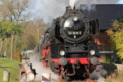 Vom Erzgebirge nach Altenburg: Dampfzug der Eisenbahnfreunde wird am 21. Oktober Bierexpress - Nach ihrer Hauptuntersuchung ist die vereinseigene Dampflok 50 3616 wieder mit dem Museumszug unterwegs.