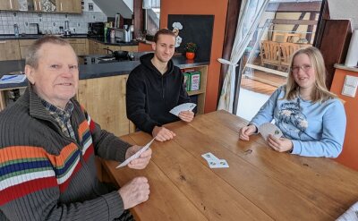 Vom Familientisch zum Deutschen Meistertitel - Peter Beier und seine Enkelkinder Aaron und Anij Schöber (von links) sind beim Skatspielen ganz in ihrem Element. 