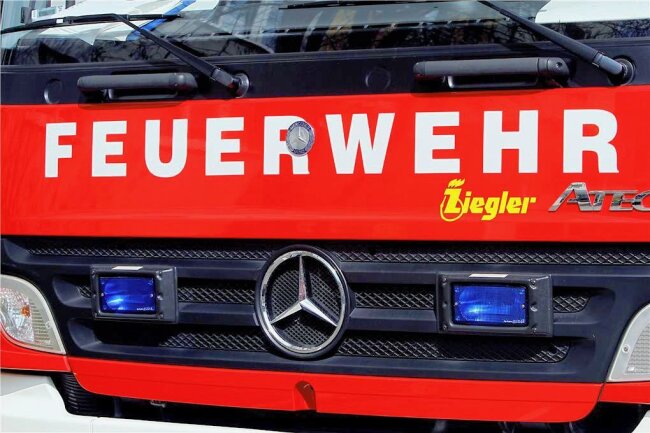 Vom Festgelände zum Einsatz: Feuerwehr löscht Carport-Brand in Wilkau-Haßlau - Die Feuerwehr war mit 48 Helfern im Einsatz.
