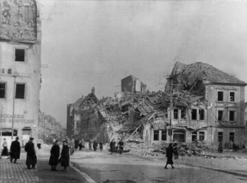 Vom Frieden - Der Zwickauer Hauptmarkt im Frühjahr 1945. Leben in Trümmern, aber Leben.