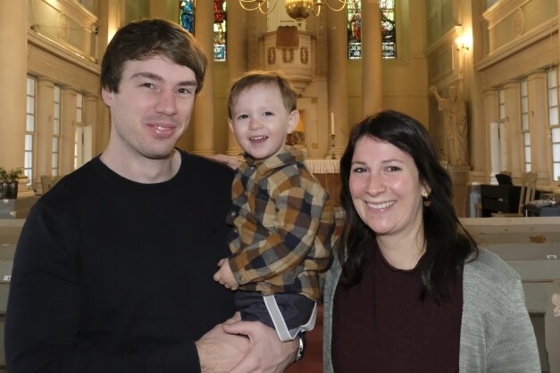 Vom Fußballtrainer zum Jugendpfarrer für das Vogtland - Fototermin in der Schlosskirche Netzschkau. Samuel Friebis mit seiner Frau Julia und dem zweijährigen Sohn Josia. 