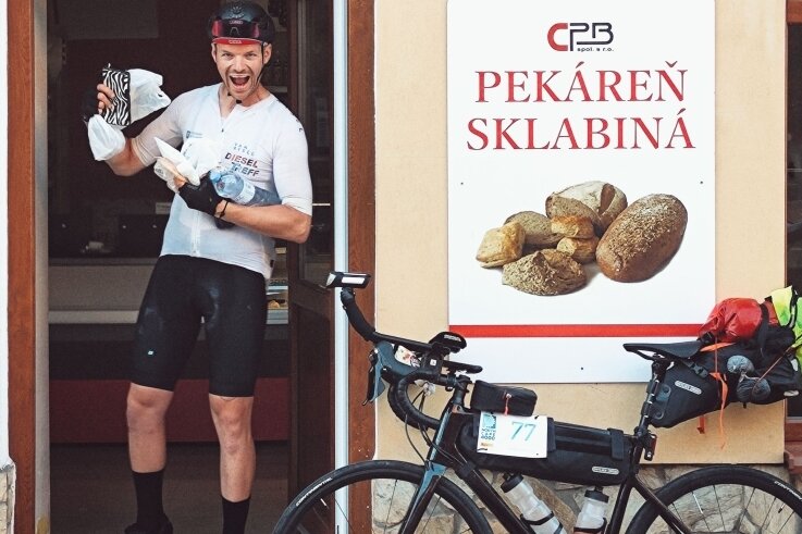 Vom Gardasee ans Nordkap - Verpflegen müssen sich die Teilnehmer bei der Radfernfahrt selbst. Daniel Gottschalk kehrte 2021 bei einem slowakischen Bäcker ein. 