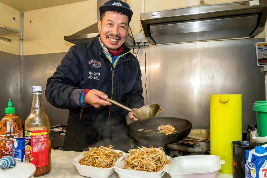 Vom Gastarbeiter zum eigenen Chef: Vor 40 Jahren startete für Ha Tran Thanh das Abenteuer Erzgebirge - Bratnudeln gehören zu den am häufigsten georderten Speisen am Imbiss von Ha Tran Thanh.