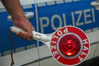 Vom Hof der Polizei in Oelsnitz Auto gestohlen - 