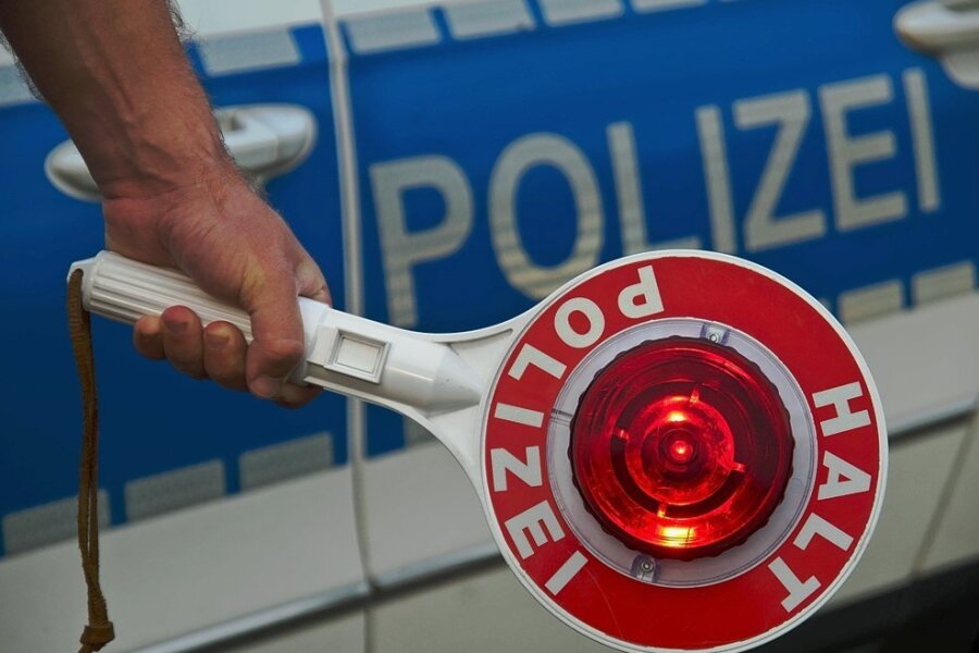 Vom Hof der Polizei in Oelsnitz Auto gestohlen - 