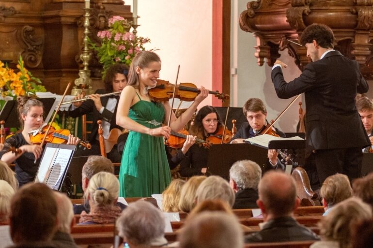 Die Junge Philharmonie Augustusburg, hier bei einem früheren Konzert mit Charlotte Thiele an der Violine und unter Leitung von Pascal Kaufmann, freut sich auf die ersten Auftritte nach dem langen Lockdown. 