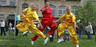Vom Kindergarten bis zum Gymnasium - 
              <p class="artikelinhalt">Die Schüler der Klassenstufen drei und vier beschäftigen sich jede Woche für jeweils eine Stunde im Sportunterricht mit Kung Fu. Ausgebildet werden sie dabei von einer Chinesin. </p>
            