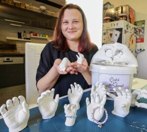 Vom Körper lässt sich alles abformen - Daniela Burger aus Schönberg hat von den Händen ihrer Kinder viele Abformungen hergestellt.