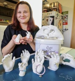Vom Körper lässt sich alles abformen - Daniela Burger aus Schönberg hat von den Händen ihrer Kinder viele Abformungen hergestellt.